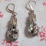 BO Merveilles Cristal mont&eacute;es avec gouttes facett&eacute;es de couleur Cristal en Verre, b&eacute;li&egrave;res tulipes strass&eacute;es avec dormeuses en Argent 925/1000